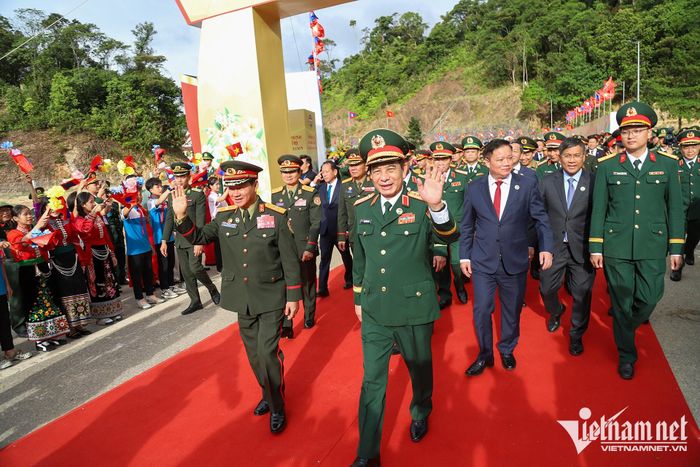 Hai Phó Thủ tướng, Bộ trưởng Bộ Quốc phòng Việt Nam - Lào cùng đại biểu hai nước tham dự giao lưu trong sự chào đón hân hoan của đồng bào vùng biên