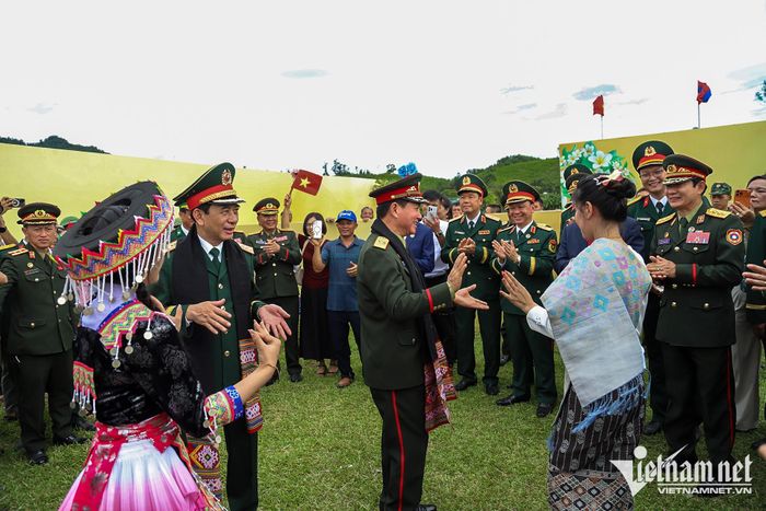 Đại tướng Phan Văn Giang và Đại tướng Khamliang Outhakaysone múa Lamvong, giao lưu với người dân biên giới