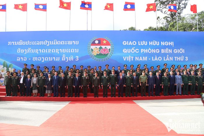 Hai đoàn chụp ảnh chung tại Cửa khẩu Thanh Thủy