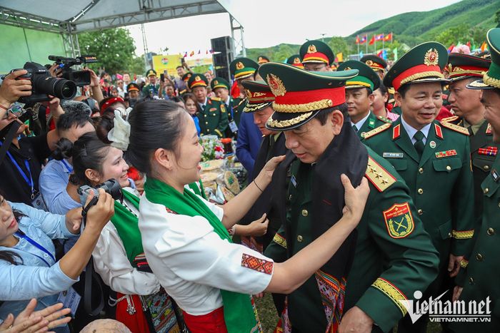 Đồng bào các dân tộc ở vùng biên chào đón Đại tướng Phan Văn Giang và Đại tướng Khamliang Outhakaysone
