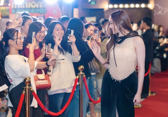 Diễn viên Rattanawadee Wongthong được fan Việt chào đón trên thảm đỏ.