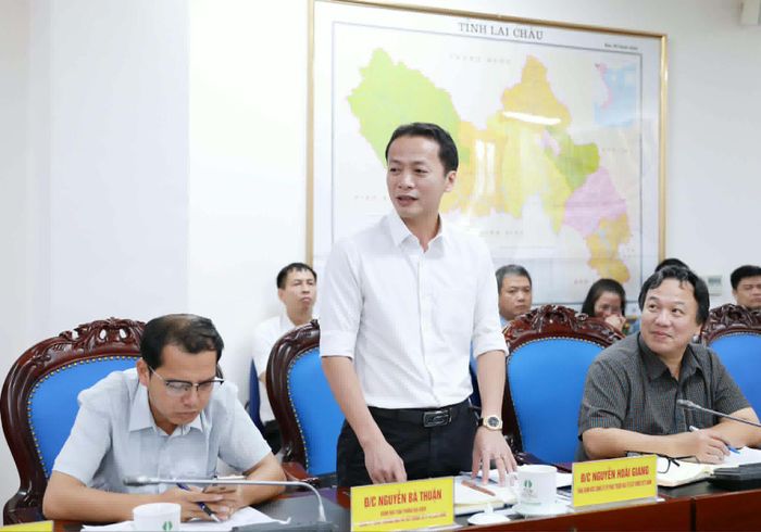 Đại diện nhà thầu thi công phát biểu tại cuộc họp. Ảnh: Đức Phong