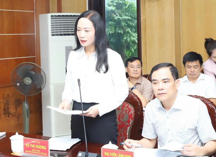 Bà Vũ Thị Hương, Giám đốc Sở Dân tộc và Tôn giáo tỉnh Thanh Hóa, báo cáo với đoàn công tác về kết quả triển khai Chương trình MTQG. Ảnh: Quỳnh Trâm