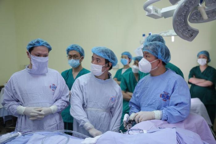Các bác sĩ Khoa Ngoại Vú phẫu thuật cho bệnh nhân. Ảnh: Mạnh Trần.