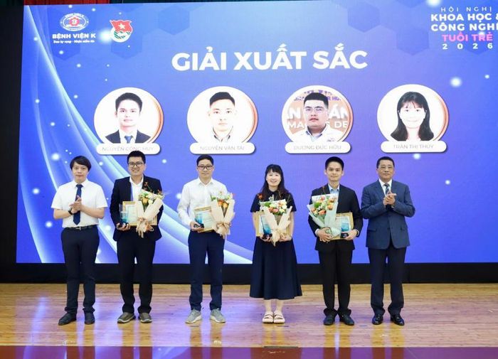 Các bác sĩ đạt giải xuất sắc. Ảnh: Mạnh Trần.