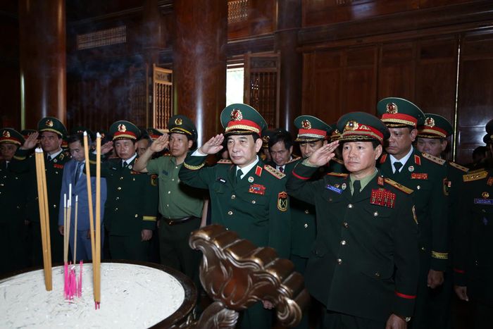 Đại tướng Phan Văn Giang và Đại tướng Khamliang Outhakaysone dâng hương tưởng niệm Chủ tịch Hồ Chí Minh
