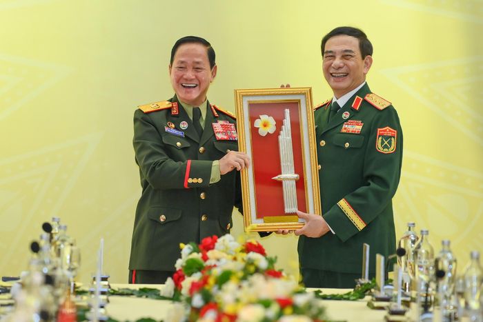 Đại tướng Phan Văn Giang và Đại tướng Khamliang Outhakaysone trao đổi tặng phẩm sau khi kết thúc hội đàm