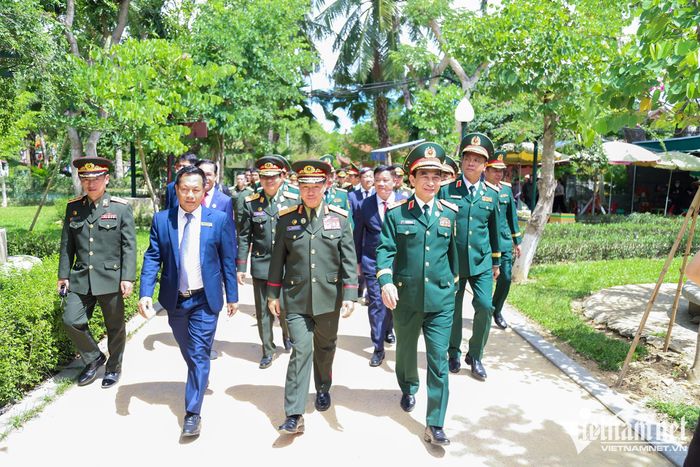 Hai Phó Thủ tướng, Bộ trưởng Quốc phòng thăm Khu di tích quốc gia đặc biệt Kim Liên