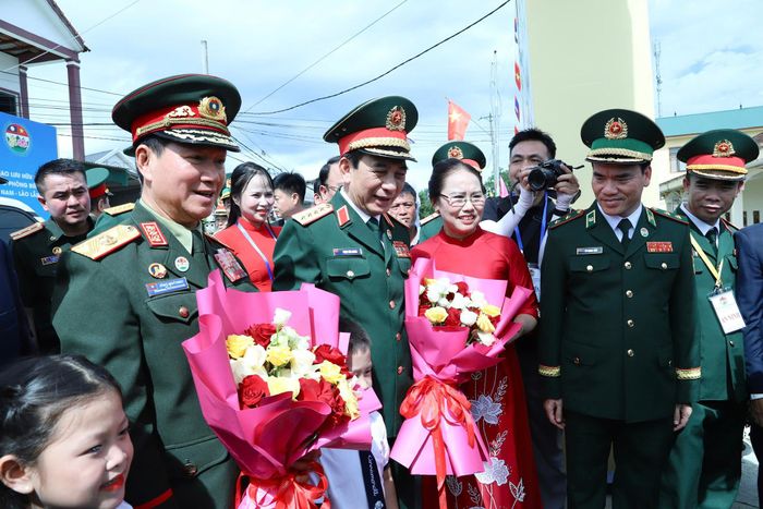 Cô và trò Trường mầm non Thanh Hà đón Đại tướng Phan Văn Giang và Đại tướng Khamliang Outhakaysone