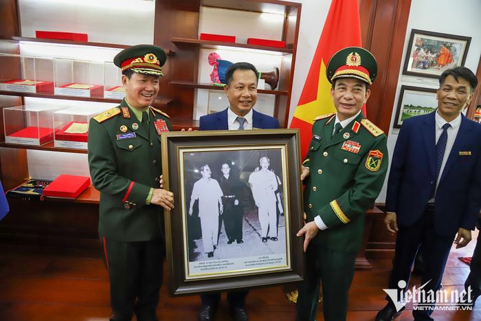 Đại tướng Phan Văn Giang và Đại tướng Khamliang Outhakaysone tặng quà lưu niệm đến Ban quản lý Khu di tích quốc gia đặc biệt Kim Liên