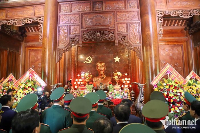 Các đại biểu thành kính tưởng niệm Chủ tịch Hồ Chí Minh