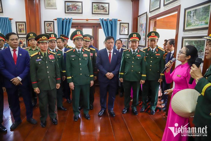 Đoàn đại biểu tham quan Nhà lưu niệm Chủ tịch Hồ Chí Minh