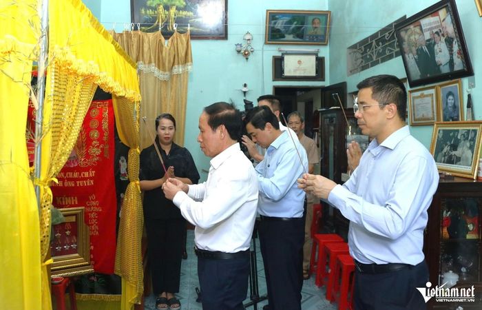 Phó Thủ tướng Lê Tiến Châu dâng hương tưởng nhớ Anh hùng Ngô Thị Tuyển. Ảnh: Lê Dương