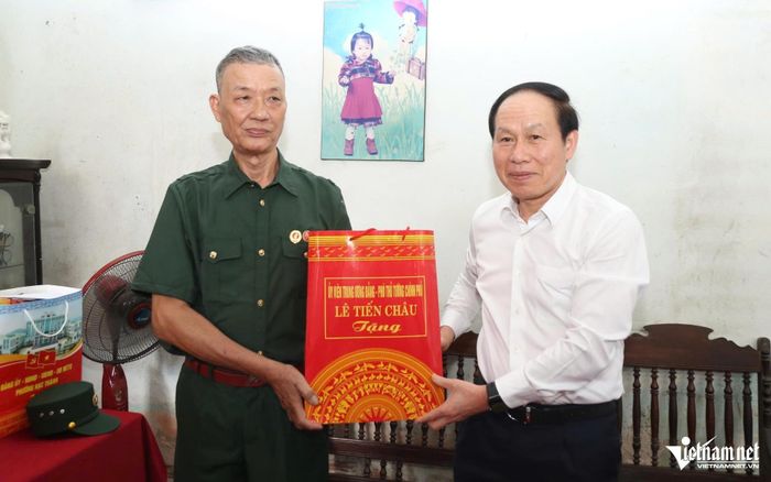 Phó Thủ tướng Lê Tiến Châu đến thăm thương binh Đào Đình Hảo. Ảnh: Lê Dương
