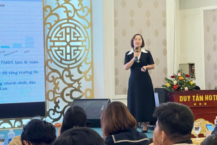 Bà Nguyễn Phương Ly, chuyên viên Trung tâm eComDX cập nhật các quy định mới và xu hướng phát triển thương mại điện tử.