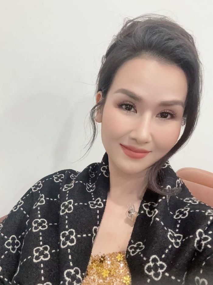 Ca sĩ Võ Hạ Trâm chia sẻ một ngày bận rộn nhưng bình yên, vừa hoàn thành sự kiện sớm vừa kịp về nhà ăn sáng và đưa các con đi chơi.