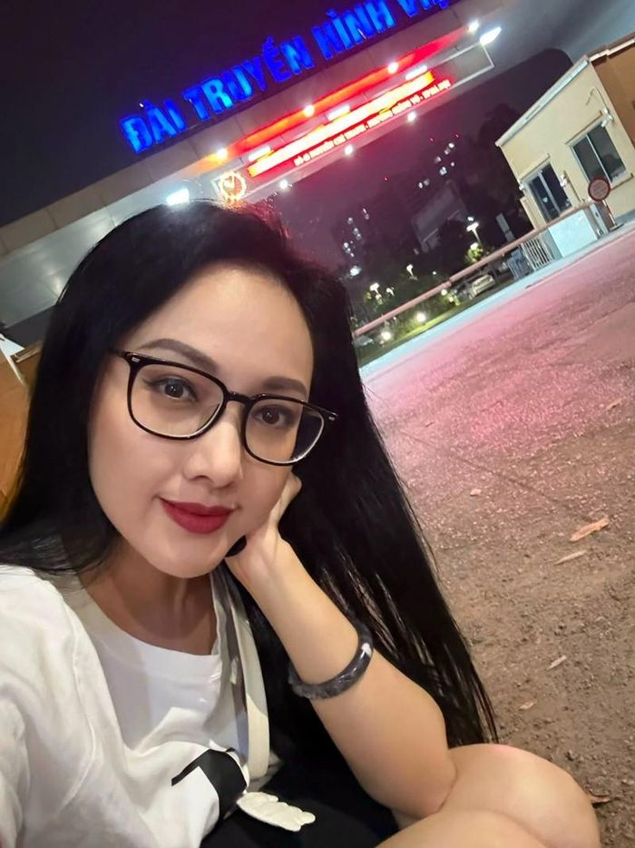 BTV Hoài Anh xúc động nhớ lại khoảnh khắc dẫn bản tin khuya tại Đài, đồng thời kể lại kỷ niệm ấm áp khi được người bán bắp xào quen mặt nhận ra và tặng quà.