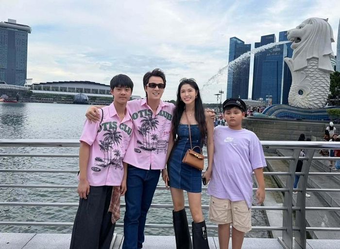 Ca sĩ Đăng Khôi đưa cả gia đình sang Singapore mừng sinh nhật bà xã Thủy Anh.