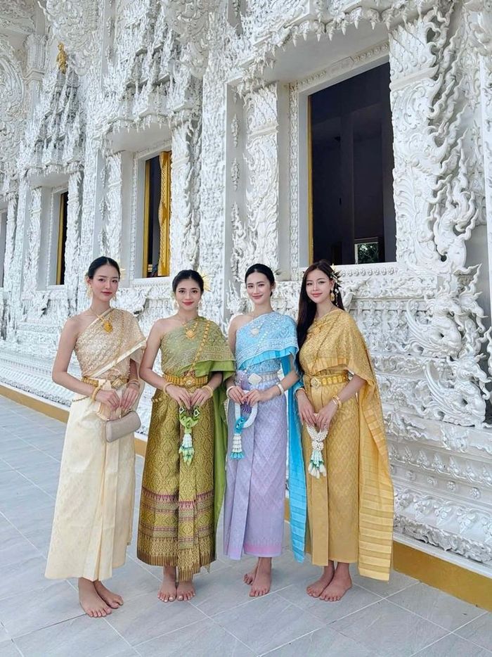 Hoa hậu Ý Nhi cùng nhóm bạn thân gồm á hậu Khánh Linh, Minh Kiên và Đào Hiền diện trang phục truyền thống Thái Lan trong chuyến du lịch Bangkok.