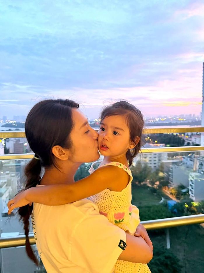 Diễn viên Thúy Ngân hài hước đăng khoảnh khắc hôn một em bé.