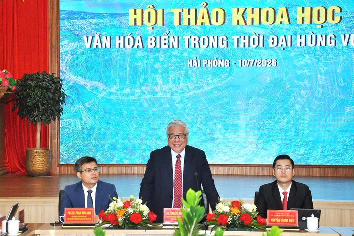 Giáo sư, Tiến sĩ khoa học Vũ Minh Giang - Chủ tịch Hội đồng Khoa học và Đào tạo Đại học Quốc gia Hà Nội, Phó Chủ tịch Hội Khoa học Lịch sử Việt Nam điều hành Hội thảo.