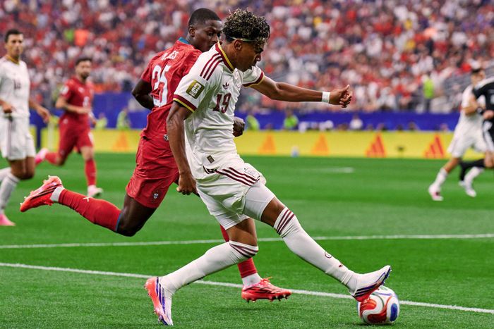 Yamal khiến Nuno Mendes có trận đấu vất vả. Ảnh: SeFutbol