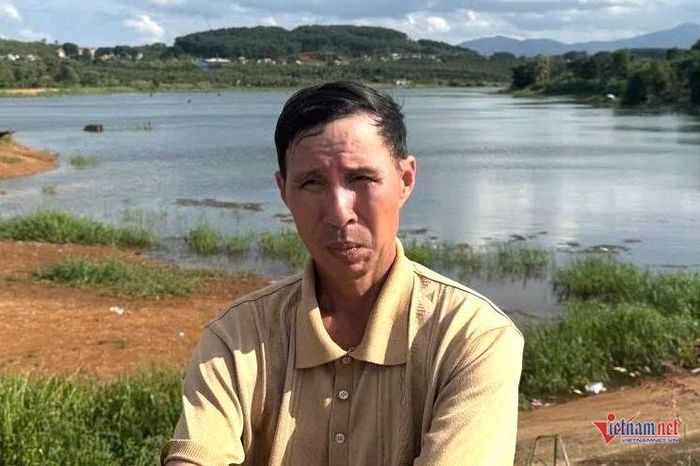 Ông Nguyễn Xuân Long tham gia tìm kiếm các nạn nhân đuối nước. Ảnh: Hải Dương