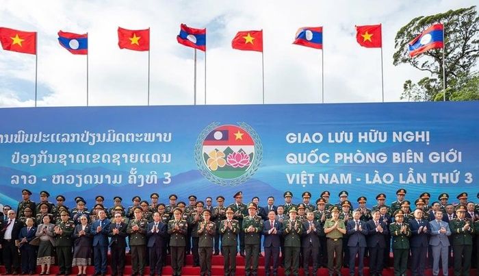 Đoàn Việt Nam và Lào chụp ảnh lưu niệm (Ảnh: Quân đội nhân dân)