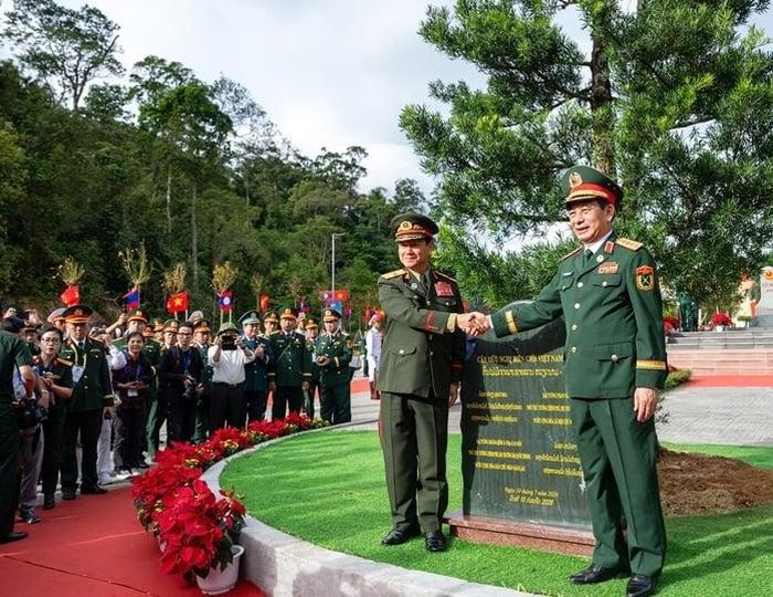 Đại tướng Phan Văn Giang và Đại tướng Khamliang Outhakaysone trồng cây hữu nghị tại khuôn viên Cột mốc 460 (Ảnh: Quân đội nhân dân)
