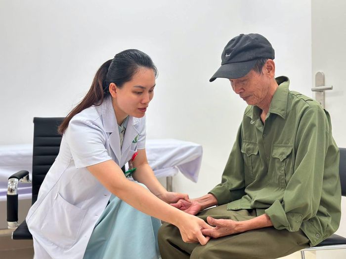 Người dân được khám tổng quát, tư vấn sức khỏe và hướng dẫn theo dõi, điều trị các bệnh lý nếu phát hiện bất thường.