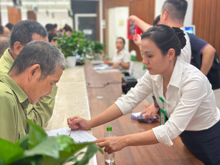Người dân đến thăm khám được nhân viên y tế hướng dẫn tận tình, chu đáo.