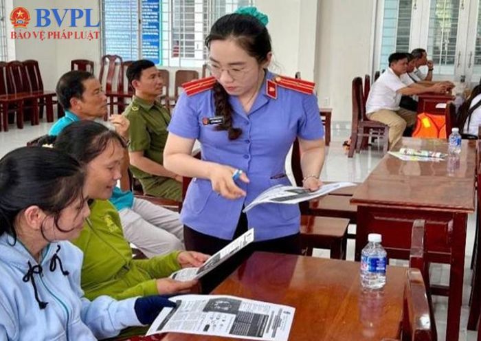  Kiểm sát viên trực tiếp phát tờ rơi tuyên truyền đến người dân.