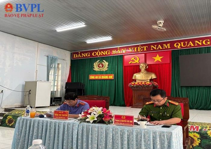  Đoàn kiểm sát làm việc tại Công an xã Quảng Khê.