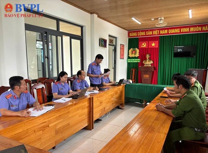  Đoàn kiểm sát làm việc tại Công an xã Quảng Hòa.