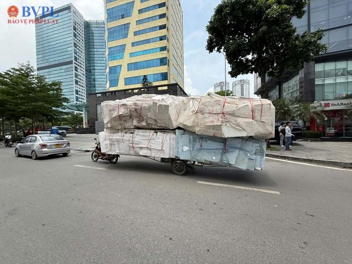 Không ít phương tiện tự chế chất hàng vượt quá kích thước cho phép, che khuất tầm nhìn và gây nguy hiểm cho người tham gia giao thông, đặc biệt là vào những khúc cua. 