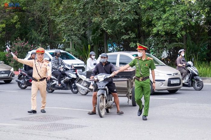 Lực lượng CSGT kiểm tra, xử lý xe ba bánh, xe tự chế chở hàng cồng kềnh vi phạm trên địa bàn Hà Nội.