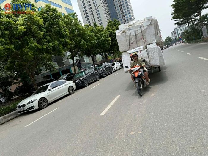 Bất chấp bị xử phạt, xe ba bánh, xe tự chế... chở hàng cồng kềnh vẫn lộng hành trên nhiều tuyến phố.