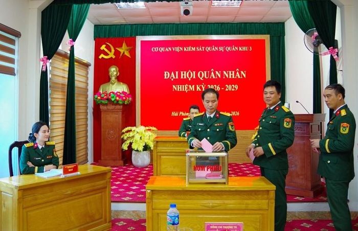 Đại hội tiến hành bỏ phiếu bầu Hội đồng Quân nhân khóa mới.