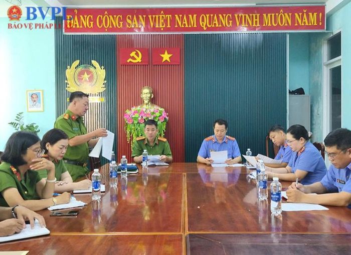 Đại diện Công an phường Rạch Giá thông qua báo cáo công tác tiếp nhận, giải quyết nguồn tin về tội phạm của đơn vị.