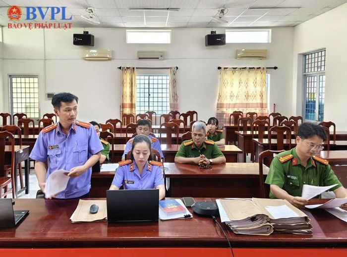  Đồng chí Lộ Văn Linh Linh, Phó Viện trưởng VKSND Khu vực 1, Trưởng Đoàn kiểm sát công bố Quyết định trực tiếp kiểm sát tại Công an phường Vĩnh Thông.