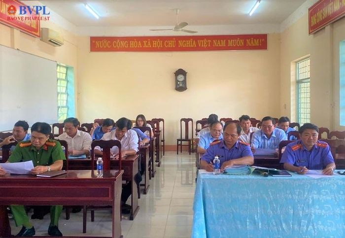 Đoàn công tác tiến hành xác minh tại UBND xã Vân Khánh.