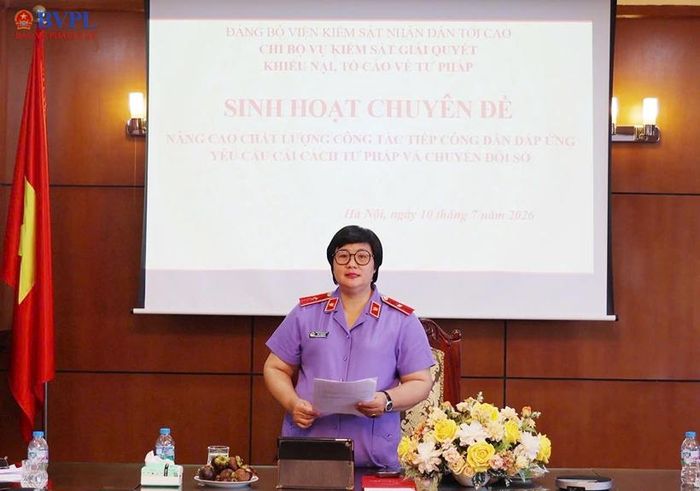  Đồng chí Mai Thị Nam, Ủy viên Ban Chấp hành Đảng bộ VKSND tối cao, Bí thư Chi bộ, Vụ trưởng Vụ 12 chủ trì, phát biểu tại Hội nghị