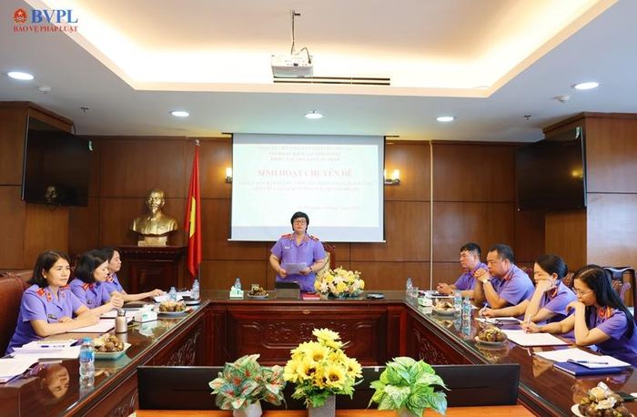  Đồng chí Mai Thị Nam, Ủy viên Ban Chấp hành Đảng bộ VKSND tối cao, Bí thư Chi bộ, Vụ trưởng Vụ 12 chủ trì Hội nghị