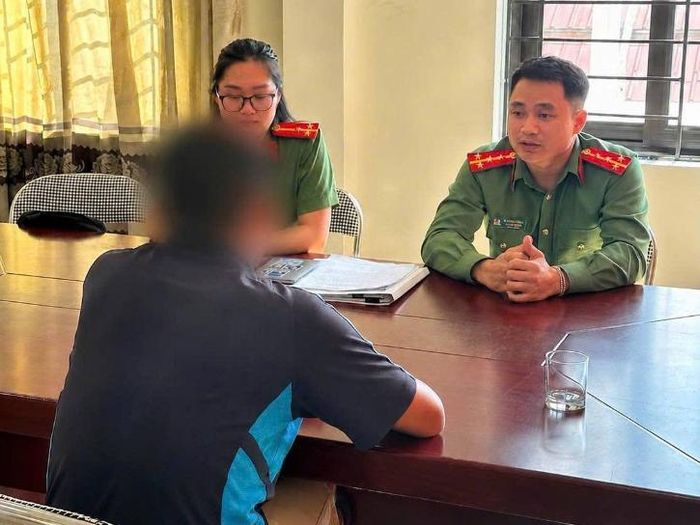 Cán bộ Phòng An ninh mạng và phòng, chống tội phạm sử dụng công nghệ cao làm việc với người vi phạm. Ảnh: CACB