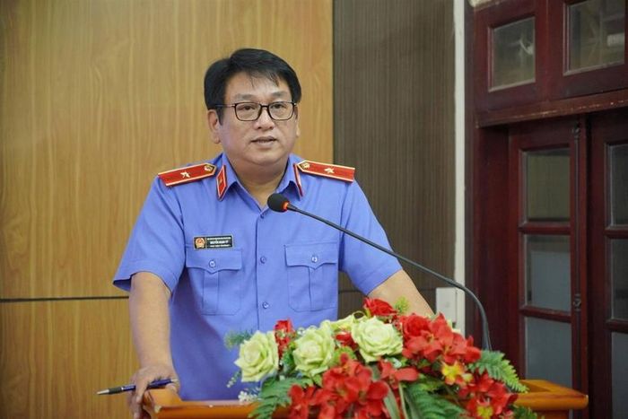 Đồng chí Nguyễn Mạnh Vỹ, Phó Viện trưởng VKSND TP Hải Phòng điều hành phần tham luận.