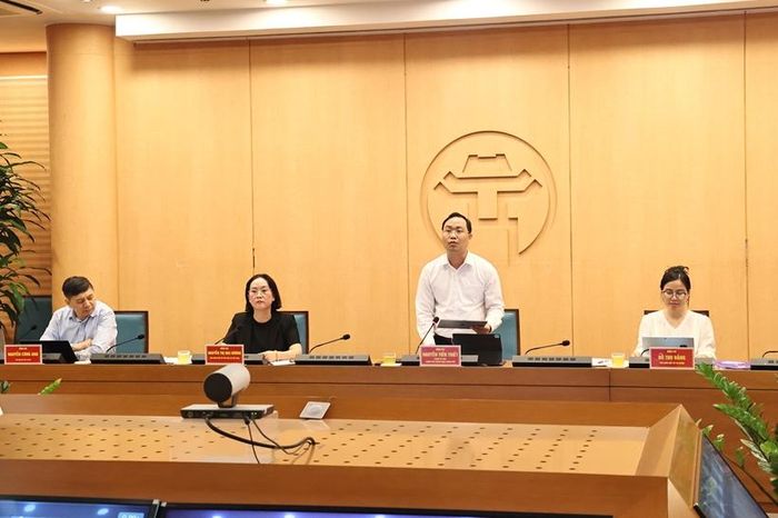  Ông Nguyễn Tiến Thiết, Chánh Văn phòng, Người phát ngôn UBND TP Hà Nội thông tin tại buổi họp báo. Ảnh: Hồng Nguyên.