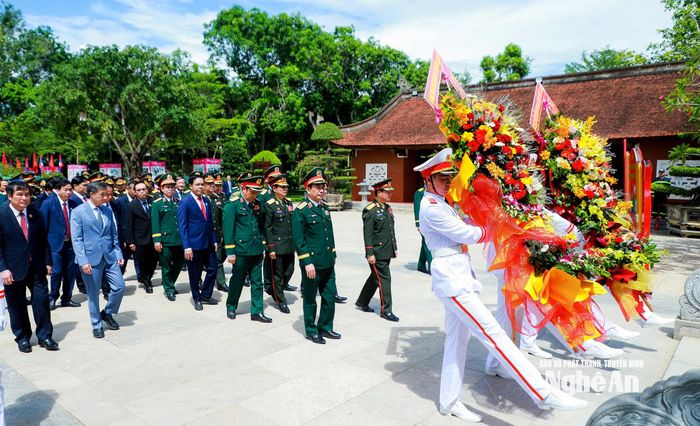 Đoàn đại biểu thành kính dâng hoa tưởng niệm Chủ tịch Hồ Chí Minh. Ảnh: Thành Duy