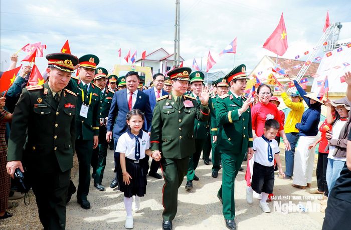 Đoàn đại biểu cấp cao Bộ Quốc phòng Việt Nam - Lào về dự Lễ khởi công Trường Mầm non Thanh Hà, xã Kim Bảng. Ảnh: Thành Duy