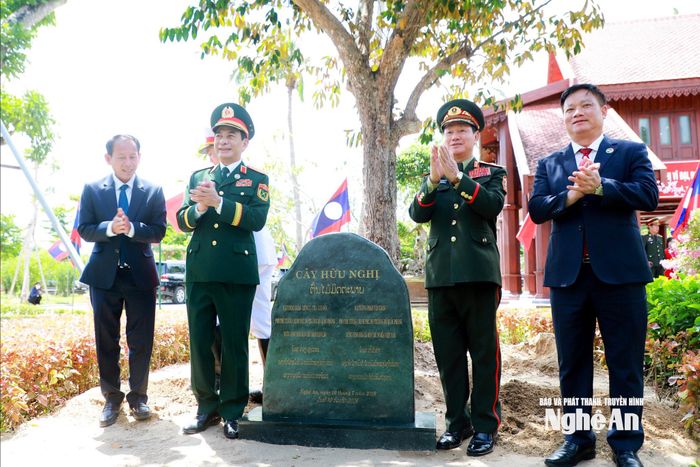 Đại tướng Phan Văn Giang - Ủy viên Bộ Chính trị, Phó Thủ tướng Chính phủ, Bộ trưởng Bộ Quốc phòng Việt Nam và Đại tướng Khamliang Outhakaysone - Ủy viên Bộ Chính trị Đảng Nhân dân Cách mạng Lào, Phó Thủ tướng Chính phủ, Bộ trưởng Bộ Quốc phòng Lào trồng cây hữu nghị trong khuôn viên Khu Di tích Quốc gia đặc biệt Kim Liên. Ảnh: Thành Duy