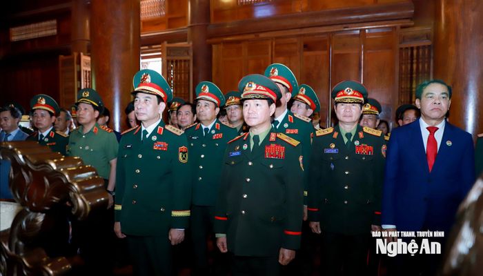 Đại tướng Phan Văn Giang - Ủy viên Bộ Chính trị, Phó Thủ tướng Chính phủ, Bộ trưởng Bộ Quốc phòng Việt Nam và Đại tướng Khamliang Outhakaysone - Ủy viên Bộ Chính trị Đảng Nhân dân Cách mạng Lào, Phó Thủ tướng Chính phủ, Bộ trưởng Bộ Quốc phòng Lào và đoàn đại biểu thực hiện nghi lễ tưởng niệm Chủ tịch Hồ Chí Minh. Ảnh: Thành Duy.